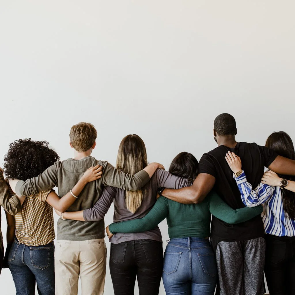 Como tener una crianza respetuosa 1 WorldBrain+ rearview diverse people hugging each other