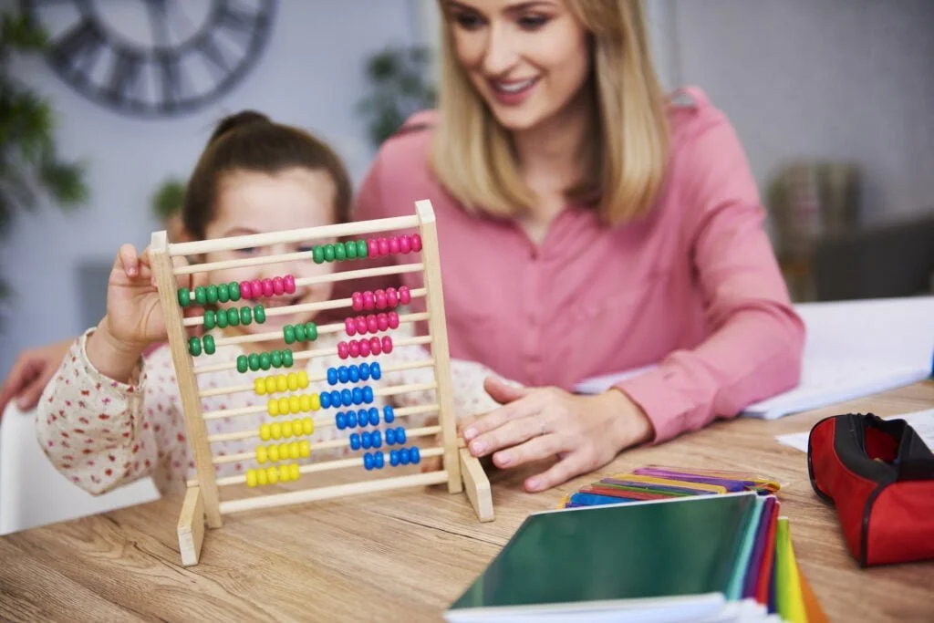 ¿Cómo fomentar en los niños el gusto por las Matemáticas? 1 WorldBrain+ child learning count home 1