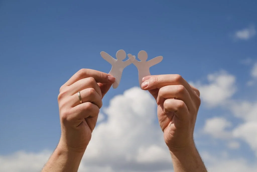 "Importancia de la empatía en la vida cotidiana" 1 WorldBrain+ paper dolls against sky